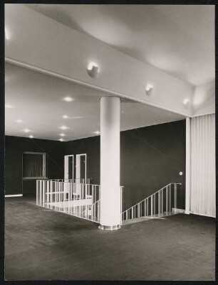 Stadthalle, Mülheim an der Ruhr Umbau: Treppenaufgang seitliches Foyer / Hochparkettgeschoss