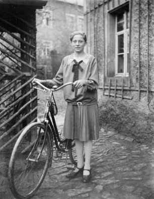 Mittelsachsen, Frauenportrait : Mittelsachsen. Junge Frau mit einem Fahrrad