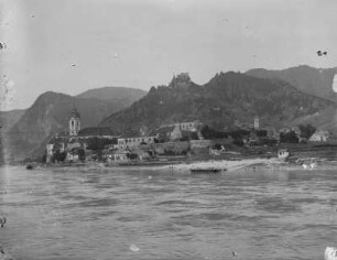 Vorm Kloster Dürnstein an der Donau : Dürnstein. Ortsansicht über die Donau mit Pfarrkirche Mariae Himmelfahrt (1733 vollendet)