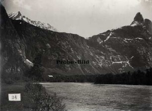 Norwegen: Romsdaltal. Blick ins Tal mit Fjord und Bergkulisse
