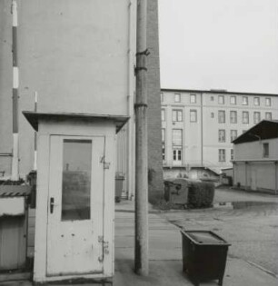 Pförtnerhäuschen und Schranke zum Hof des Gebäudekomplexes Nr. 112 - 122