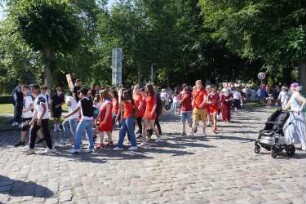 Bad Oldesloe: Kindervogelschießen: Festplatz (Exer), Einlauf von Schulklassen, im Hintergrund Passanten, 30.06.2022