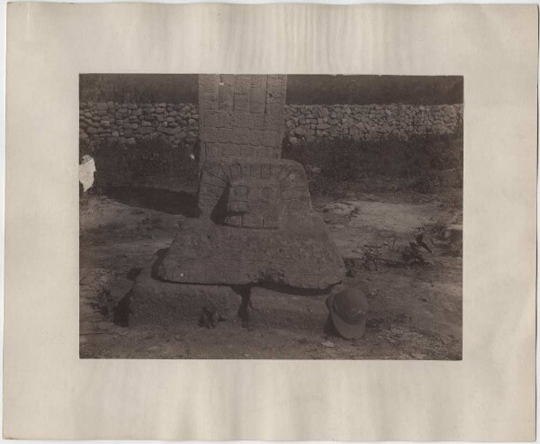 Altar of Stele I, west side. ("On the left the common hand.")