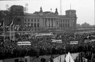 Berlin: Blick über Menschenmenge zum Reichstag