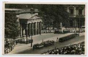 Parade der Reichswehr vor der Neuen Wache