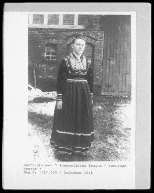 Rachelshausen, Sonntagstracht: erwachsene Frau