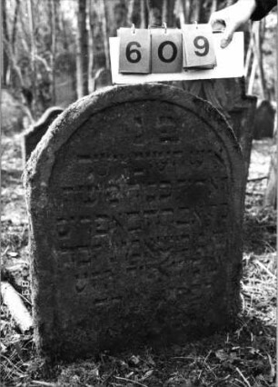 Grabstein 609 (Index: 99753125) Material: Sandstein Zustand: leicht verwittert Maße HxBxT: 73x59x9 cm Beschreibung: Stele, Rundbogenabschluß, Schriftfeld eingetieft: Grabstein 609