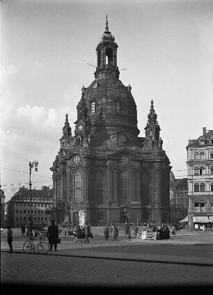 Dresden-Altstadt. Frauenkirche (1726-1743, G. Bähr). Blick über den Neumarkt von Süden