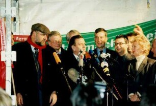 Demonstration bei der Philipp Holzmann AG und Besuch von Bundeskanzler Gerhard Schröder, 24.11.1999
