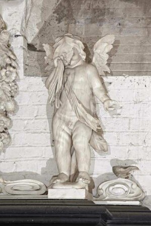 Epitaph des gottorfischen Kanzlers Johann Adolph Kielmann von Kielmannseck und seiner Frau Margaretha — Putten mit Arma Christi — Putto mit Seil