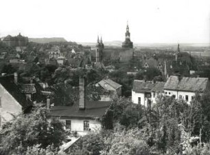 Eisleben, Stadtansicht : Eisleben. Stadtkern mit Pfarrkirche St. Andreas. Blick von Südsüdosten gegen die Halden des Kupferbergbaus