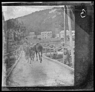 "Übergang über eine Kriegsbrücke bei Wépion (Stadt Namur, Belgien)" (Rückansicht, Nahaufnahme)