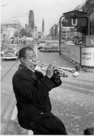 Louis Armstrong posiert auf dem Berliner Kurfürstendamm
