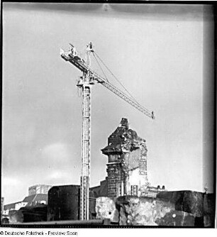 Dresden-Altstadt. Ruine der Frauenkirche während ihrer archäologischen Enttrümmerung. Nordwestturm und Kran