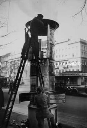 Aufbau der ersten beleuchteten Litfass-Säule, Unter den Linden Ecke Friedrichstraße