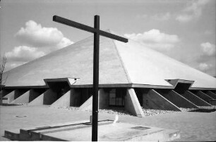 Freiburg, Weingarten: St. Andreas-Kirche, Zeltbau, von Südwesten, mit Kreuz