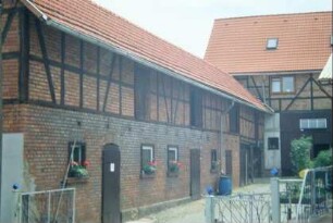 gepflasterter Dreiseithof, Blick auf den Stall