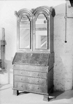 Schreibschrank (geschlossen). Nußbaum, furniert. Sachsen, um 1725. Moritzburg: Schloss Moritzburg, Möbel-Vorrat
