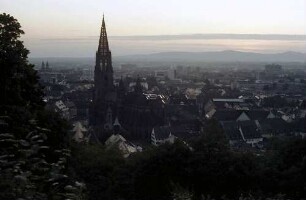Freiburg i. Br.: Sonnenuntergang hinter dem Münster vom Schlossberg