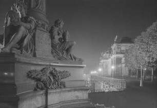 Dresden. Brühlsche Terrasse mit Rietscheldenkmal (J. Schilling, 1868-1876), Detail mit der "Modelierkunst" und dem "Meißeln"