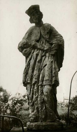 Statue vor protestantischem Pfarrhaus