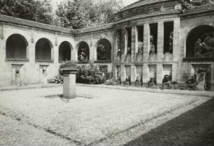Dresden-Tolkewitz. Krematorium (1909-1911; F. Schumacher). Innenhof mit Brunnen