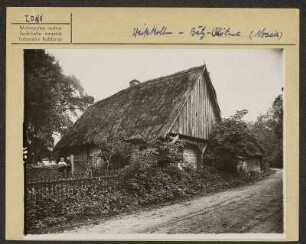 Altes Wohnhaus mit strohbedecktem Dach in Weißkollm. : Stary serbski statok ze słomjanej třěchu w Běłym Chołmcu.