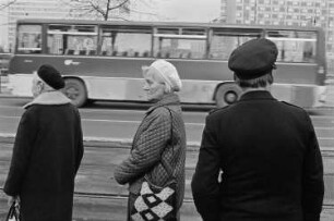 An der Straßenbahnhaltestelle am Hauptbahnhof