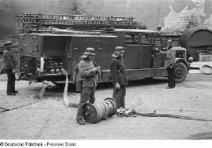 Aufnahmen der Feuerwehr Berlin bei Rettungsübungen : Feuerwehrleute mit Löschfahrzeug