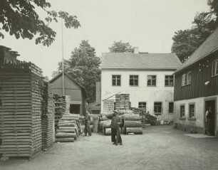 Seiffen. Spielwarenfabrik Arthur Glöckner am Bergmannsweg. Aufstapeln des Holzes