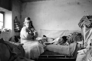 Livia mit zwei schlafenden Kindern in der Wohnstube, Calamarca