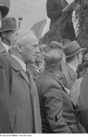Porträt Erich Zeigners bei 1. Mai-Kundgebung