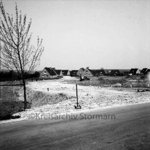 Oldesloer Straße: Neubaugebiet: Abzweigung der Haupterschließungsstraße von der Kreisstraße nach Bad Oldesloe: dahinter anschließende Einfamilienhaussiedlung: links vorn Baum