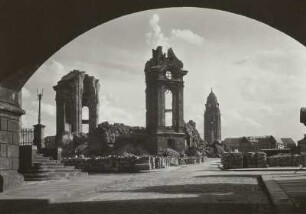 Ruine der Frauenkirche und Rathaus vom Brückenbogen aus gesehen