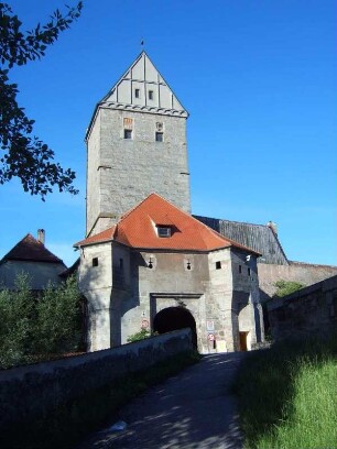 Stadtbefestigung - Stadttor (Rothenburger Tor)- Ansicht über Feldseite mit Torturm und Vortor (mit Schlüsselloch-Schießscharten)