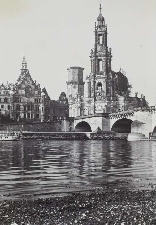 Dresden, Blick vom Neustädter Elbufer auf die Altstadt (Schloß und Hofkirche) : Terrassenufer, Dampferanlegestelle