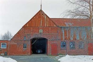 Hauptstraße (52): Bauernhaus aus Fachwerk: Giebelseite Wirtschaftstrakt, Scheunentor offen, darin Pkw: rechts Querbau Wirtschaftstrakt [angeschnitten], Stalltüren, Obergeschoss mit Verkleidung: links flacher Anbau [angeschnitten]: vorne Hof
