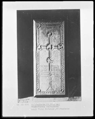 Grabplatte Bernwards, das Lamm Gottes und die vier Evangelistensymbole