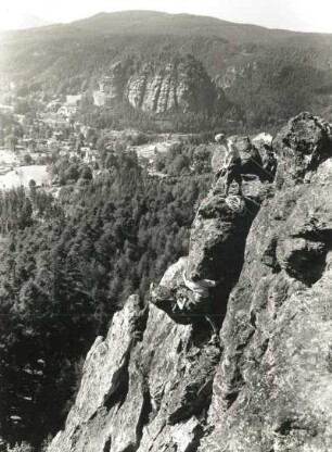 Zittauer Gebirge. Mönchswand. Kletterer bei der Besteigung von Südwesten