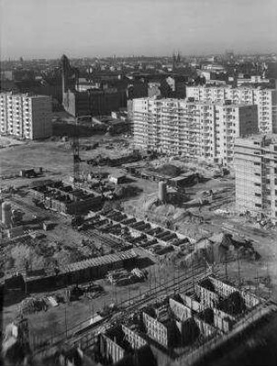 180° Panorama, Bild 3 von 5. Blick auf das Baugelände Neubauviertel Springprojekt. Berlin-Kreuzberg, Alexandrinenstraße