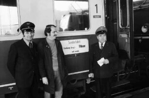 Sonderfahrt mit IC nach Titisee; Zug- und Lokführer am IC-Schild Sonderzug