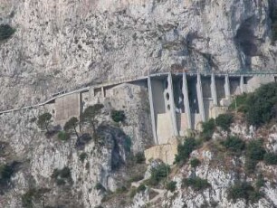 Insel Capri - Autostraße nach Anacapri : In den Fels geschlagene Autostraße nach Anacapri. Aufgenommen auf der italienischen Mittelmeerinsel Capri am 22. Juli 2004