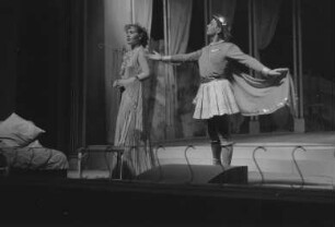 Szenenbilder aus der Komödie "Amphitryon 38" von Jean Giraudoux im Theater am Kurfürstendamm in Berlin : Szene mit Edda Seippel