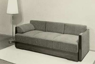 Sofa : Sofa (1956; Polstermöbel Cottbus) mit Stehlampe in Ausstellungskoje