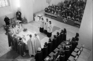 Freiburg: Konviktskirche, Eucharistiefeier, von oben, mit Erzbischof Dr. Schäufele