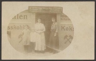 Ansichtskarte Belegschaft der Kohlenhandlung „Otto Schwarz“ mit Kindern, Naunynstraße 81