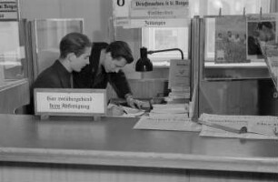 Jugendpostamt Berlin N24 : Porträt des Auszubildenden Lehmann mit Ausbilder