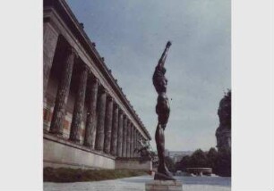 Blick auf die Plastik "Die Große Neeberger" von Wieland Förster vor dem Hintergrund des Alten Museums