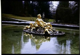 Linderhof: goldene Springbrunnenfigur