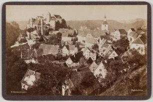Hohnstein (Sächsische Schweiz). Ortsansicht mit Burg und Kirche von Osten